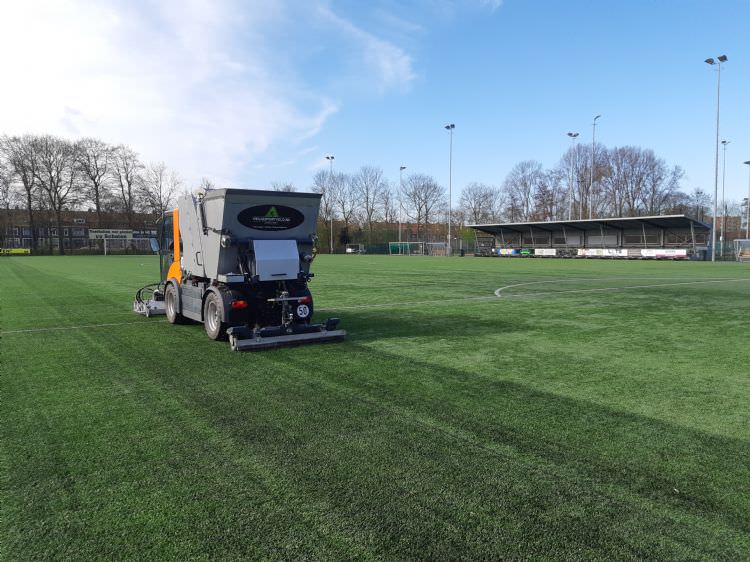 De reinigingsmachine voor kunstgrasvelden